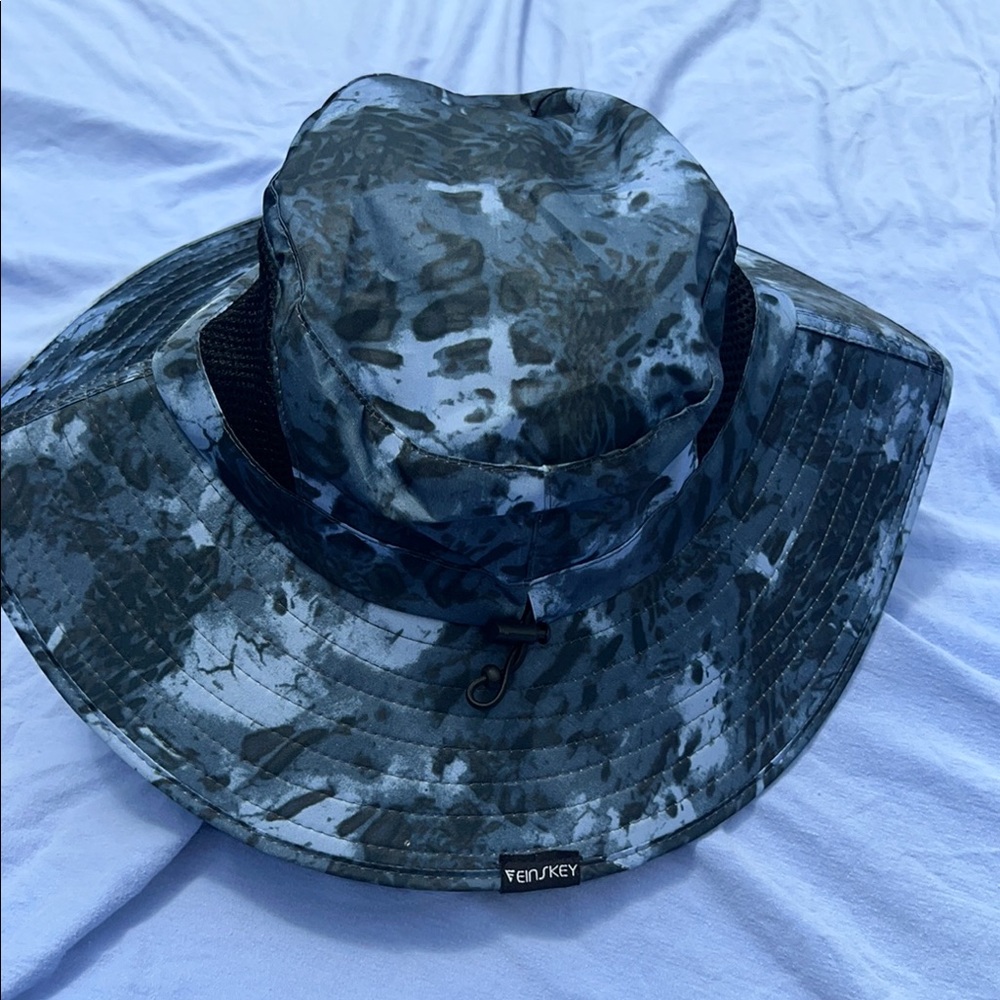NWOT Einskey Shades of Blue Bucket Hat